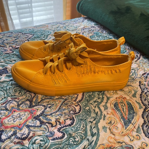 Yellow Ripped Texture Shoes - Picture 2 of 4